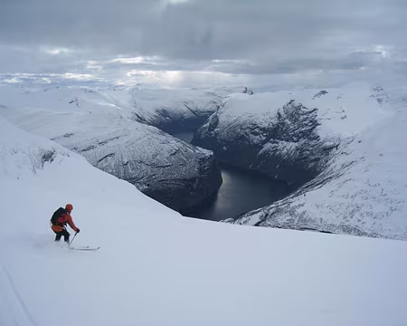 2012-04-11_67 Descente du Saetertverrfjellet, Geirangerfjorden