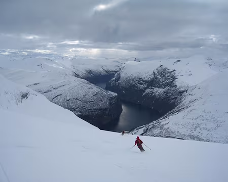 2012-04-11_69 Descente du Saetertverrfjellet, Geirangerfjorden