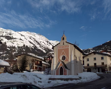 PXL000 Un beau soleil et la boulangerie vient d'ouvrir en face de la chapelle