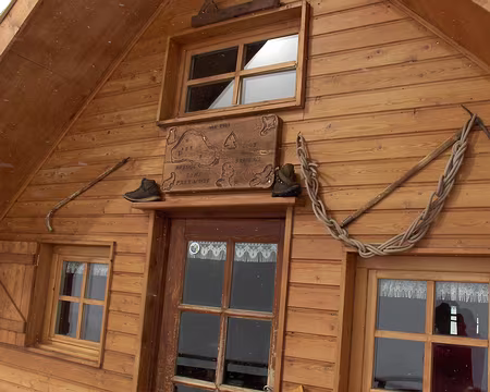 PXL001 Arrivée au refuge de la Dent Parrachée, ça floconne...