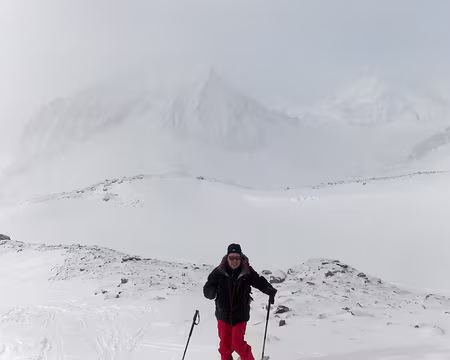 PXL010 On devine le Lac du Génépy derrière Pascal