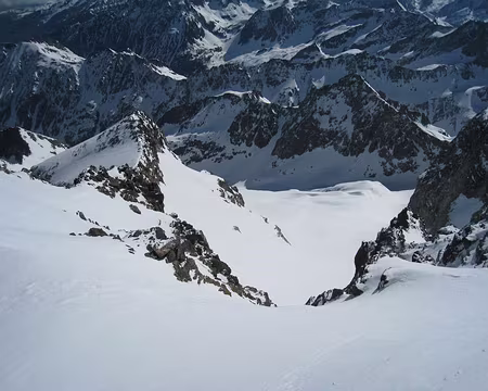 2013-04-21_19 Au sommet du Balaïtous, vue plongeante sur la descente par la cheminée de las Néous