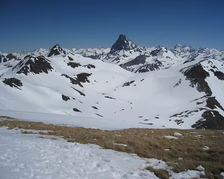 2013-04-23_28 Au sommet du Pic de Belonseiche, le Col des Moines et l'Ossau