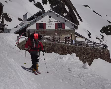 DSC02040 Et on monte au refuge Branca vite fait bien fait.