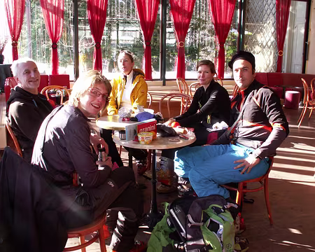 PXL031 Trop tard, nous profitons du soleil...derrière la verrière du Casino du Mont d'Or!