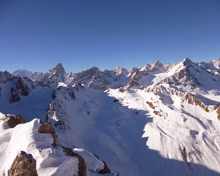 PXL013 du sommet du Mont Fourchon au fond à gauche Mont blanc, juste à droite Grandes Jorasses