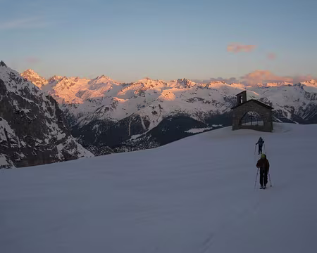 2014-03-19_06 Départ du refuge Brentei, lever de soleil sur la Presanella et le massif Ortles-Cevedale