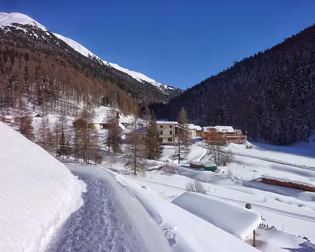 P1040435 S-Charl et l'auberge à droite