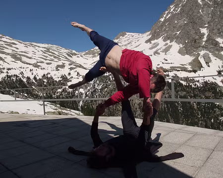39 skieurs, nous sommes nettement minoritaires : les Espagnols sont plutôt adeptes de la marche en crampons dans la neige... et de gymnastique au refuge