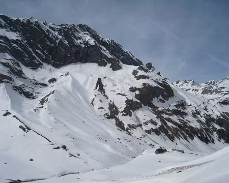 132 Descente sur le refuge Bezzi, vue sur la traversée en face E de la Pointe des Mines, par le glacier Vert