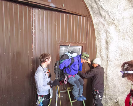 PXL012 2 km dans le tunnel sous le Tälligrat, parfaitement rectiligne. Le temps de se faire un film.