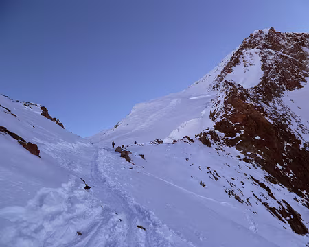 PXL019 Montée au Finsteraarhorn en évitant les plaques du couloir au dessus du refuge. Elle est tracée jusqu'au col...et après?
