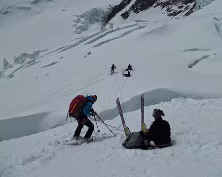 PXL037 Sous les séracs, de gigantesques crevasses.