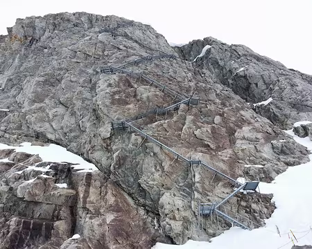 PXL043 Montée à Konkordiahütte, échelles de luxe.