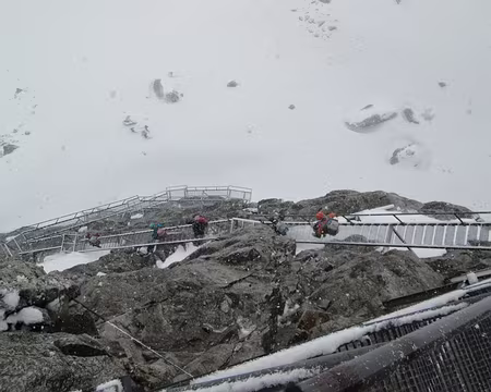 PXL050 Annoncé sur la station météo du refuge: brouillard le matin, neige l'après-midi. On a de la chance, on a les 2 dès le départ!