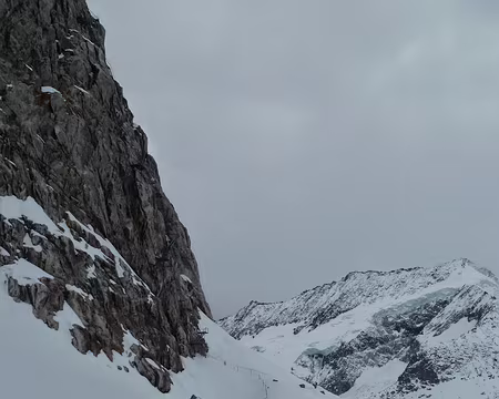 PXL055 Sauvés, les piquets accompagnant la trace entre la gare de Jungfraujoch et la Mönchjochhütte!