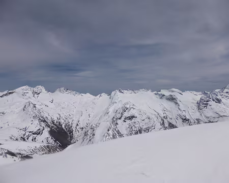 PXL016 De droite à gauche Grande Ciamarella, Pointe Francesetti (avec la petite barre rocheuse en dessous), à gauche Levanna orientale, col perdu puis centrale et...