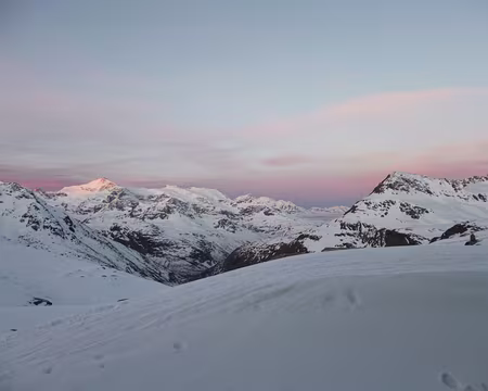 PXL048 J3 Traversée Carro-Evettes par la pointe Francesetti (3425m), lever de soleil sur l'Albaron depuis le refuge du Carro