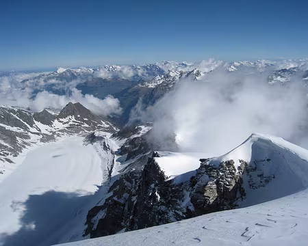 2014-05-24_31 Au sommet du Tournelon Blanc, la cabane FXB en contrebas