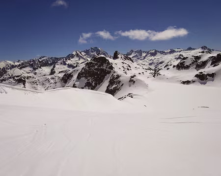 PXL007 Dans la montée au Soum de Bassia, au premire plan le Mont Aigu, au fond le Vignemale, et un peu en avant à gauche le pic Alphonse Meillon (J3)