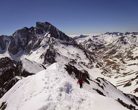 PXL060 Arrivée au Sommet sur fond de Vignemale