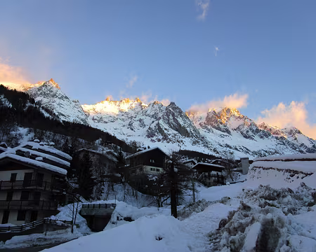 PXL000 J1 Courmayeur - Tête de Bernarde - Tête d'entre deux saut - refuge Bonatti- (+1920m) - Départ Courmayeur - Grandes Jorasses