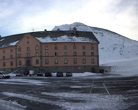 L'hospice du Simplon, imposante batisse. L'hospice du Simplon, imposante batisse.