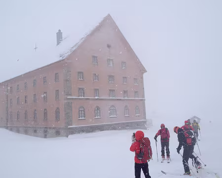 L'hospice sous la neige L'hospice sous la neige