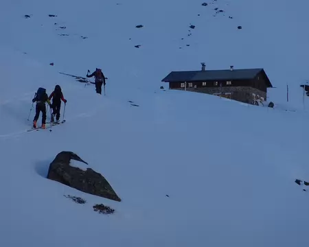 01 - 13 1er jour: On remonte un peu pour arriver au refuge