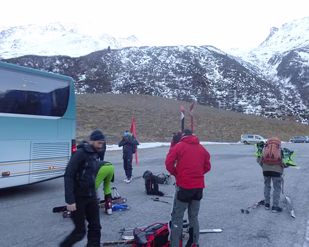 DSC02050 Dépose au parking de Bourg Saint Bernard et...portage !