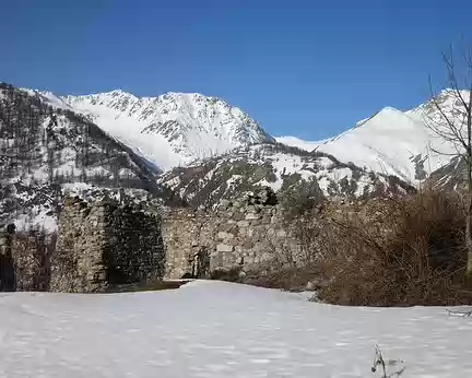2017-03-14_04 Montée vers le Monte Oserot, ruines de Servagno
