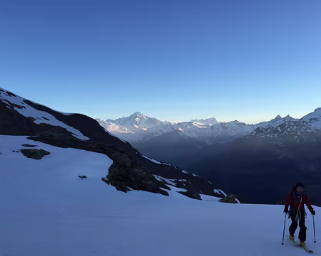 Dimanche matin, départ pour le dôme de la Sache, lever de Soleil sur le Mont Blanc Dimanche matin, départ pour le dôme de la Sache, lever de Soleil sur le Mont Blanc