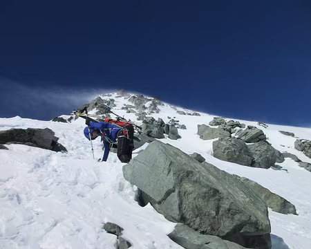 Montée en crampons entre la grande Parei et le plateau sous le dôme de la Sache Montée en crampons entre la grande Parei et le plateau sous le dôme de la Sache