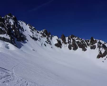 37 J3: au fond, le couloir descendu pour accéder du Réou d'Arsine au glacier du Casset