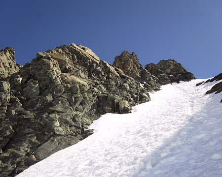 IMG_5237 On quitte le couloir vers les 2 tiers par la gauche en prenant sur les rochers On quitte le couloir vers les 2 tiers par la gauche en prenant sur les rochers