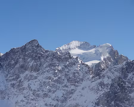 DSC09423 Le dome et la barre des Ecrins se dévoilent derrière la face nord de Roche Faurio.