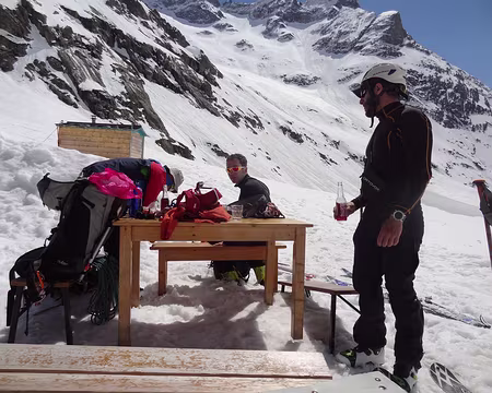 DSC09458 Une pause au Refuge du Chatelleret.