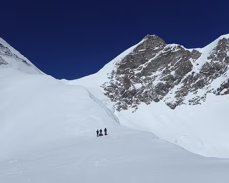 Sur l'épaule face à la Jungfrau Sur l'épaule face à la Jungfrau