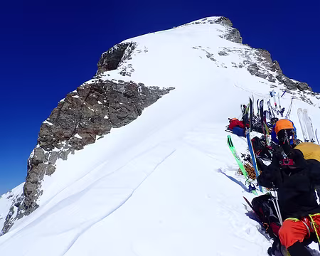 Dépose des skis. Chaussage des crampons Dépose des skis. Chaussage des crampons
