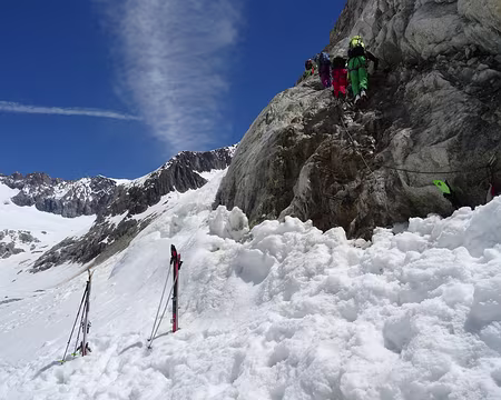 Ski Rando Aletschhorn 4jours (26) la rude via ferrata de 150m de câbles et échelles jusqu'au refuge OberAletschHütte.