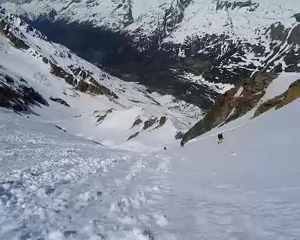 Ski Rando Aletschhorn 4jours (64) Après le BeichPass et ses frayeurs, descente glacée puis soupée vers Fafleralp