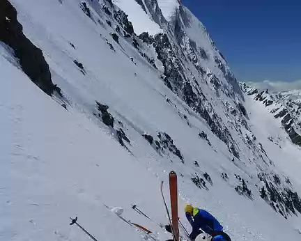 Ski Rando Aletschhorn 4jours (8) 100m sous le BeichPass, chaussage des crampons