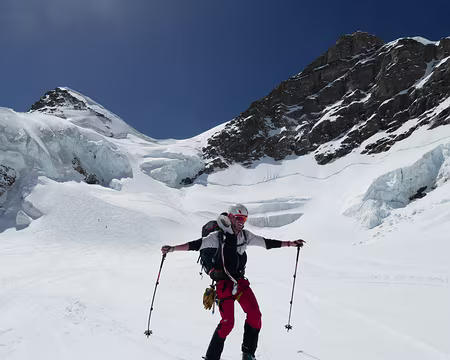 2025_05_02_1056 un avion passe sur le plat du glacier