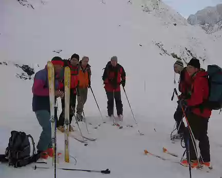 33 Les skis collent, alors on gratte les skis !