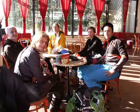 PXL031 Trop tard, nous profitons du soleil...derrière la verrière du Casino du Mont d'Or!