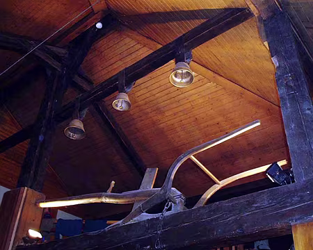 0021 Volume et cheminée sont les points forts du refuge.