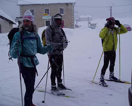 0005 Mardi midi : chute de neige ininterrompue depuis le déjeuner. Visibilité nulle dans la descente des Molunes.