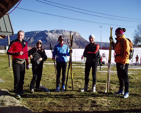 0008 les inévitables skieurs sur herbe.