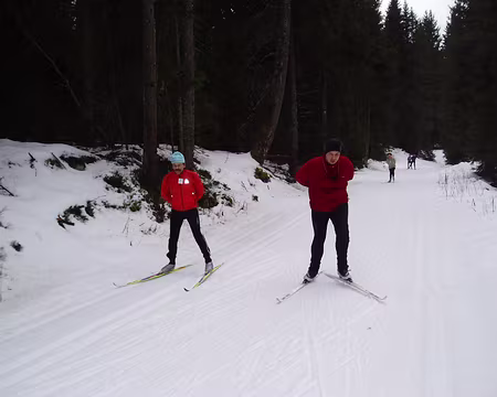 0017 ou les mains dans le dos.