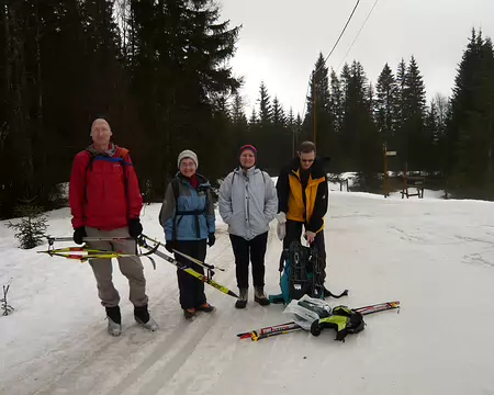 Chapelle08 065 Quelques valeureux ont décidé de tenter le tout pour le tout, ski ou raquettes.